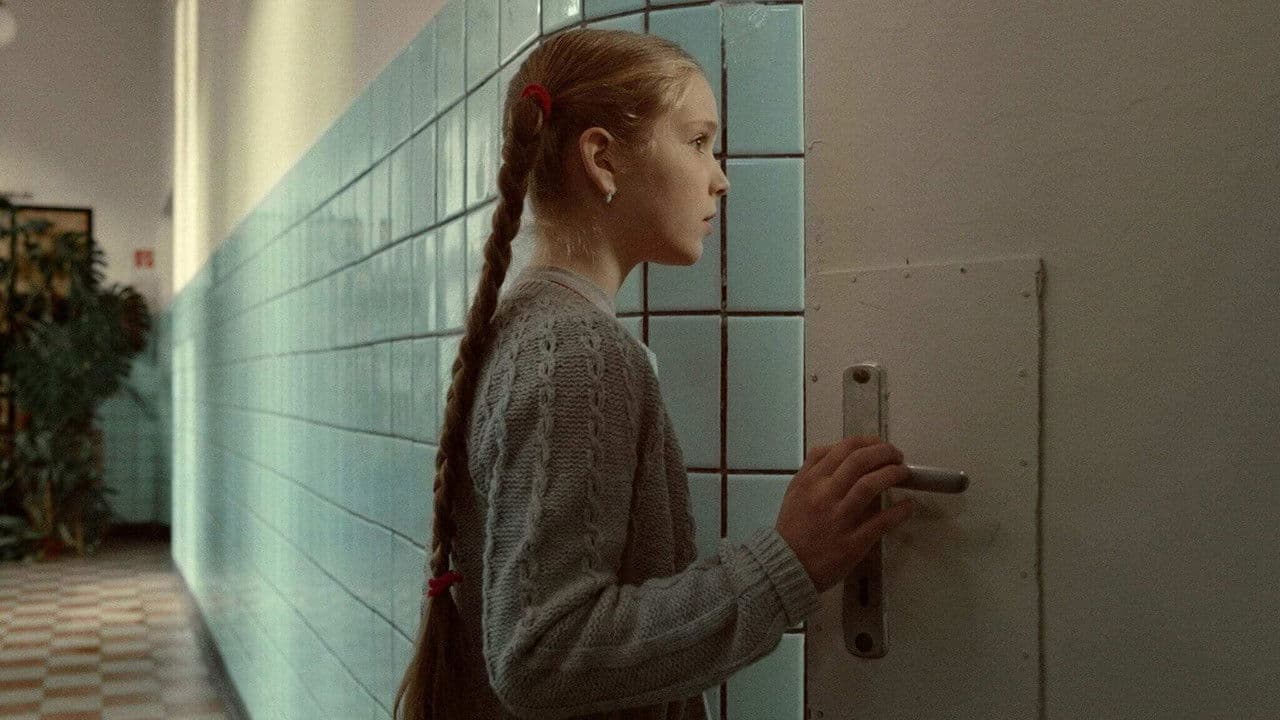 Imagem de fundo do filme Mindenki