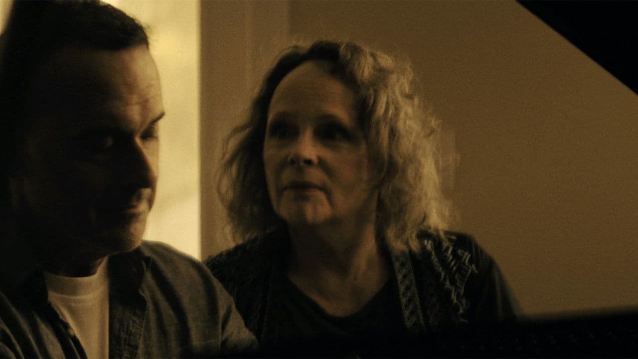 Imagem de fundo do filme You Haunt Me