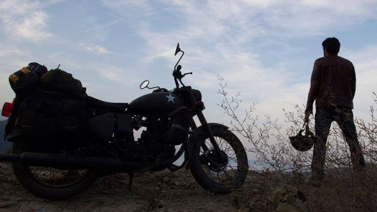 Imagem de fundo do filme നീലാകാശം പച്ചക്കടൽ ചുവന്ന ഭൂമി